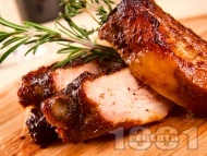 Рецепта Печени мариновани пикантни свински ребра на фурна с розмарин